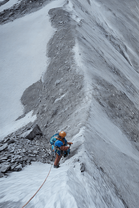冬季冒险家攀登高山的图片29