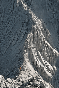 冬季冒险家攀登高山的图片23