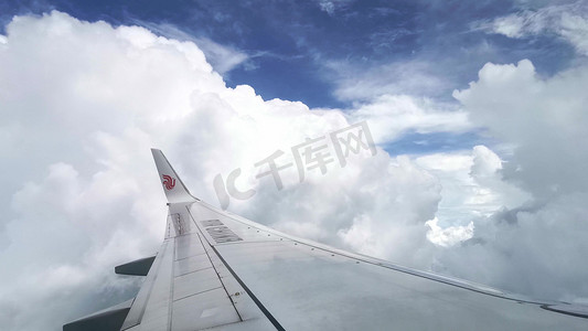 飞机机翼在云中穿梭白云高清图片
