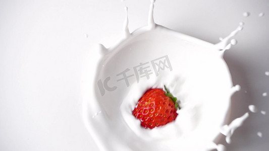 草莓牛奶水果饮料草莓落入牛奶中广告素材