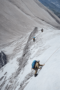 冬季冒险家攀登高山的图片31