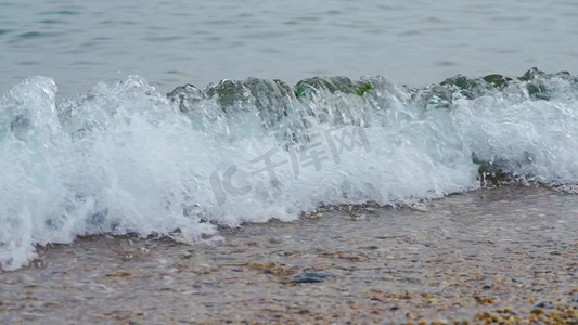 1080p低角度海水激起浪花唯美