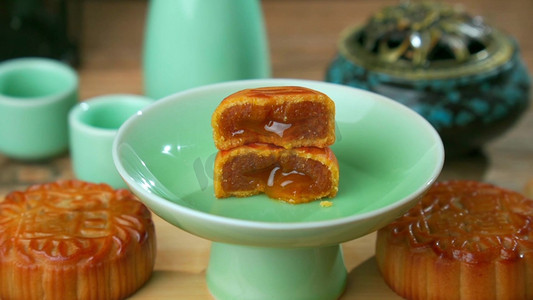 中秋节流心奶黄月饼掰开实拍1080