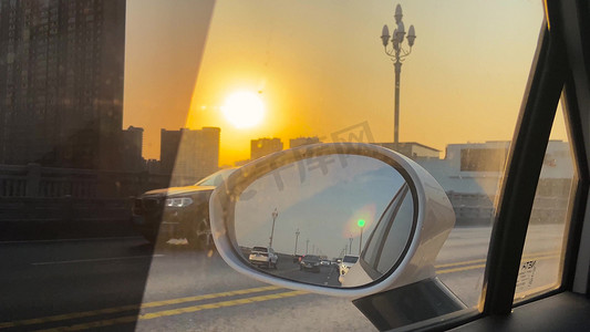 车窗外风景摄影照片_实拍私家车车窗外风景夕阳后视镜风景