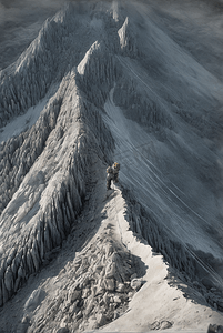 冬季冒险家攀登高山的图片20