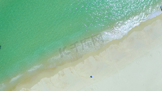 航拍亚龙湾海边沙滩自然风景图片
