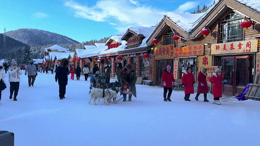 冬天玩雪泼水成冰雪乡美景