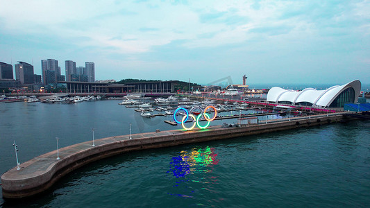 里约奥运会火炬摄影照片_航拍青岛奥帆中心发光的奥运五环