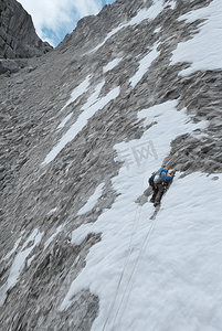 攀登高山摄影照片_冬季冒险家攀登高山的图片25