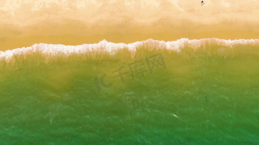 海俯拍摄影照片_俯拍海滩海面浪花海浪