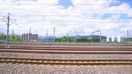 车窗外风景摄影照片_动车窗外火车停靠站站台窗外风景实拍