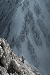 攀登高山摄影照片_冬季冒险家攀登高山的图片44