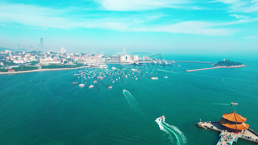 摩托快艇摄影照片_航拍青岛大海城市风景