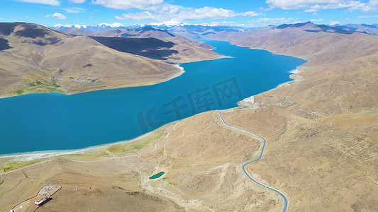 航拍碧水蓝天西藏羊湖唯美湖光山色自然风景