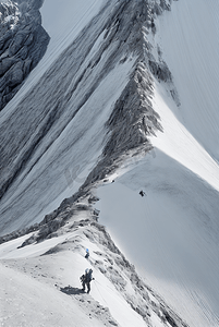 冬季冒险家攀登高山的图片54