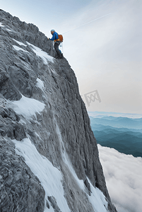 冬季冒险家攀登高山的图片51
