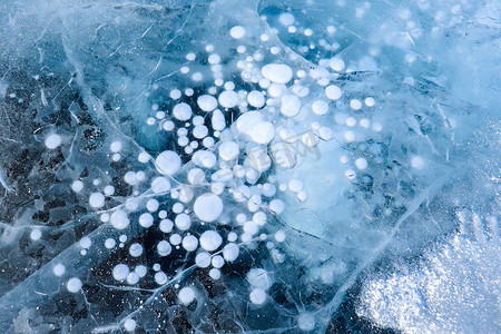 冬季结冰的贝加尔湖冰冻气泡