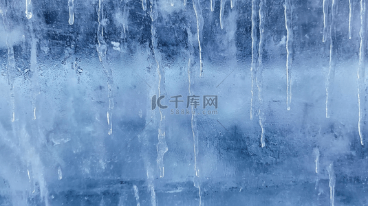 蓝色背景冰背景图片_冬天蓝色背景上的倒挂的冰凌