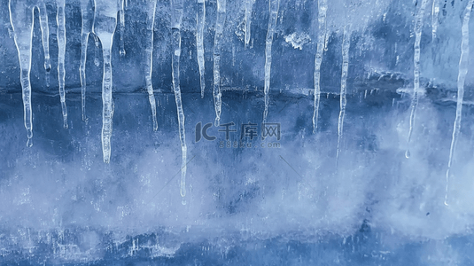 冬天蓝色背景上的倒挂的冰凌