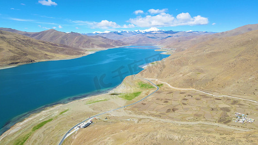 航拍碧水蓝天西藏羊湖唯美湖光山色自然风景