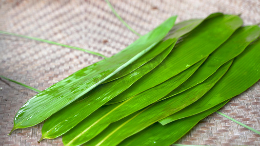 民俗摄影照片_实拍餐饮美食包粽子步骤端午节肉粽屈原