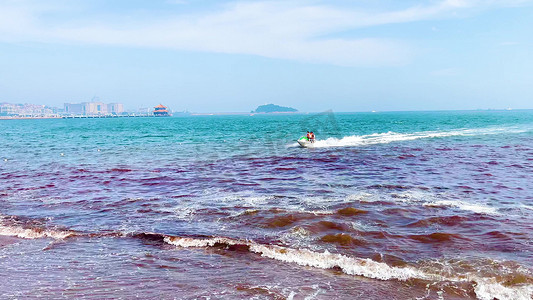 实拍青岛海边游客乘坐摩托艇