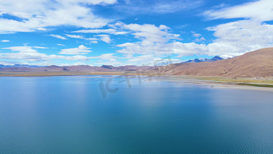 中国风鎏金山水摄影照片_航拍唯美蓝天白云下的湖畔湖心蓝色湖水祖国山水风景