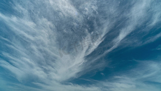 天空流云摄影照片_天空丝状流云蓝天白云自然风景