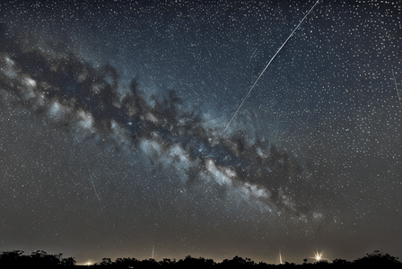 夜晚浩瀚的蓝色星空摄影图1