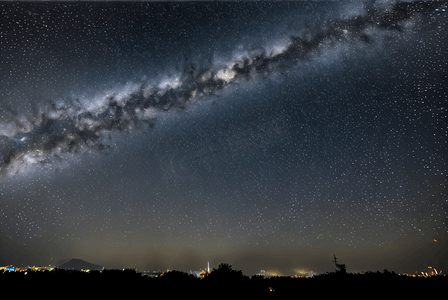 夜晚浩瀚的蓝色星空摄影图4