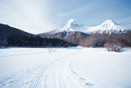 风景高清摄影照片_寒冷冬季高山山脉积雪风景图5高清图片