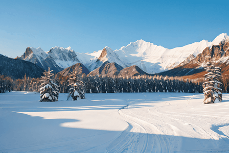 阳光照射下的高山雪景图2图片