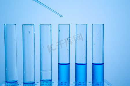 科研试管溶液实验室设备危害健康药品研发蓝色液体