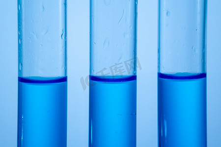 研发摄影照片_科学科研试管溶液实验室设备化学物质危害健康药品研发蓝色液体特写