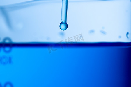 健康药品摄影照片_科学科研试管溶液实验室设备化学物质危害健康药品研发蓝色液体