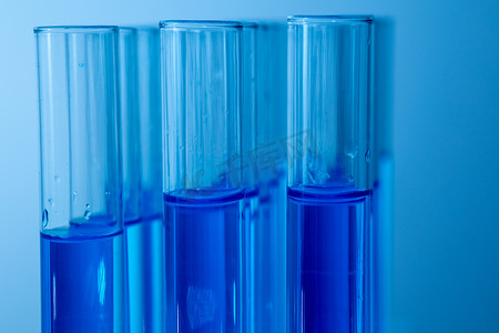科研试管溶液实验室设备化学物质危害健康药品研发蓝色液体