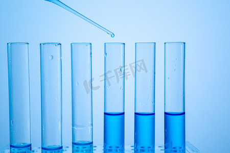 科学科研试管溶液实验室设备危害健康药品研发蓝色液体