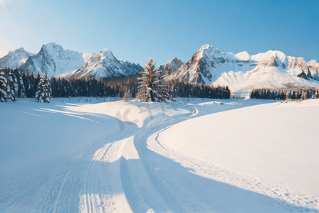 阳光照射下的高山雪景图10高清摄影图