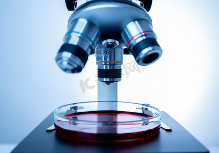 研发摄影照片_科研科学显微镜设备玻璃皿特写实验室药品研发