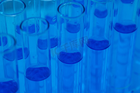 科学科研试管溶液实验室设备化学物质危害健康药品研发蓝色液体
