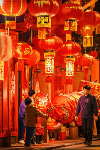 春节街道挂着红灯笼夜景摄影照片2