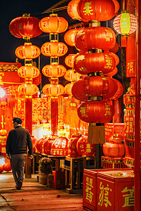 春节户外挂着红灯笼夜景摄影图4