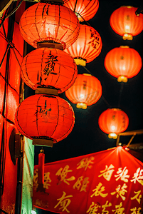 春节街道挂着红灯笼夜景摄影配图0