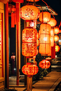 街景摄影图摄影照片_春节街道上挂的红色灯笼摄影图2