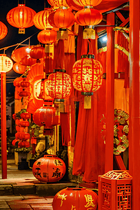 春节街道上挂的红色灯笼摄影图3
