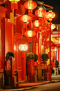 春节户外挂着红灯笼夜景摄影图2