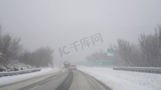 极端天气摄影照片_恶劣极端天气高速公路低速行驶实拍