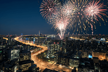 新年城市放烟花摄影图