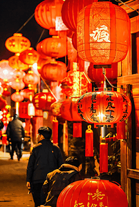 街景摄影图摄影照片_春节街道上挂的红灯笼摄影图3