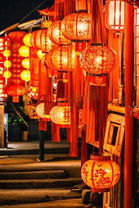 春节街道挂着红灯笼夜景摄影图片
